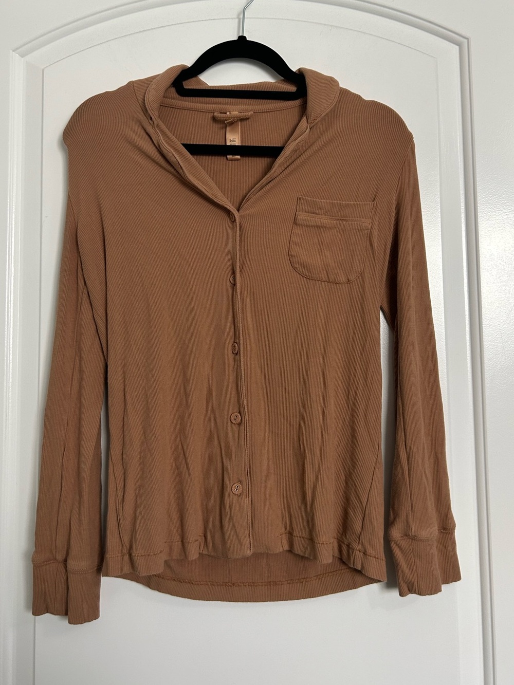 SKIMS Ribbed Button-Front Pajama Top in Camel Size XS Chic Cozy Loungewear comfy